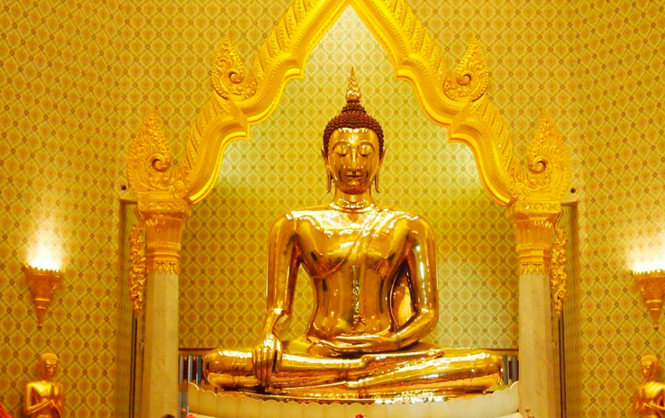 Sờ tượng Phật là điều tối kỵ khi viếng thăm chùa chiền.