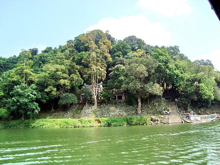 Điện Hòn Chén nhìn từ sông Hương