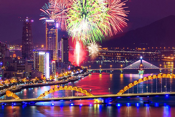Ngắm pháo hoa bên sông Hàn