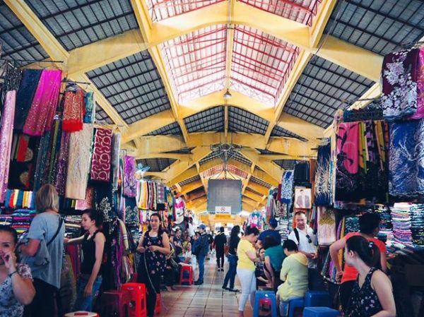 Chợ Bến Thành là điểm tham quan quen thuộc mỗi dịp ghé thăm Sài Gòn