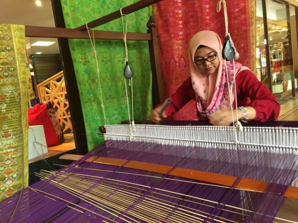 Nghề dệt vải Songket Malaysia