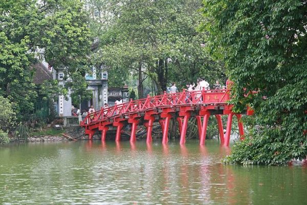 Cầu Thê Húc bên Hồ Hoàn Kiếm
