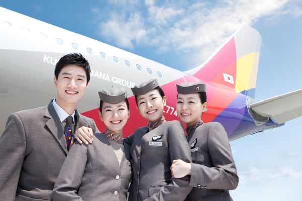 Đồng phục hãng Asiana Airlines với váy ôm bút chì, áo cộc tay không cổ và chiếc mũ kiểu Peter Pan