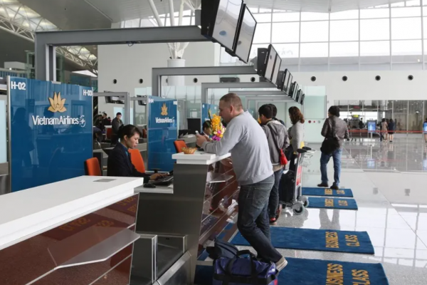 Quầy check-in Vietnam Airlines tại sân bay khi đi máy bay quốc tế