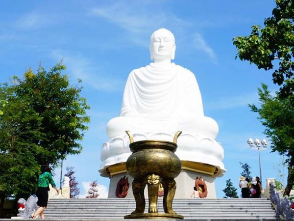 Chùa Long Sơn - Điểm đến tâm linh nổi tiếng của Nha Trang