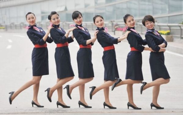 Đồng phục tiếp viên của hãng China Eastern Airlines với 2 gam màu là xanh hải quân và đỏ nổi bật.