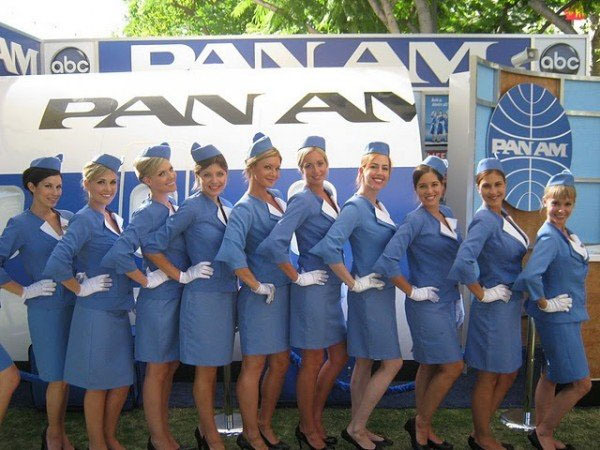 Đồng phục xanh – trắng kết hợp cả mũ và găng tay của hãng hàng không Pan American World Airways