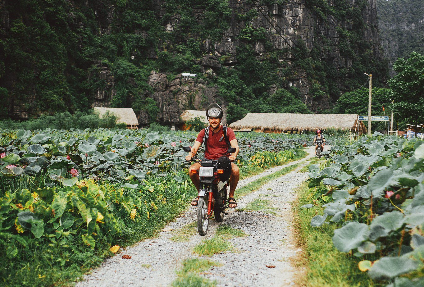 Phượt xe máy từ Hà Nội tới Ninh Bình cho bạn nhiều trải nghiệm thú vị