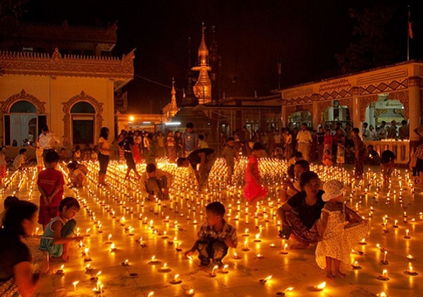 Người Thái Lan thường lên chùa dâng hương