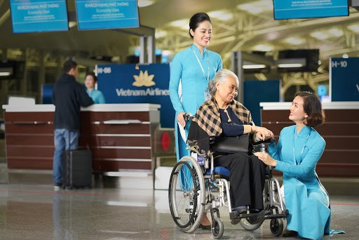 Hãng Vietnam Airlines có dịch vụ xe lăn cho khách hàng