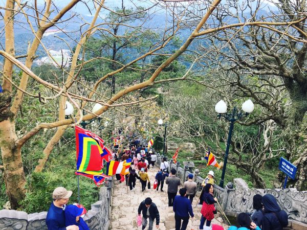 Du khách đi bộ hành hương về đất thiêng Yên Tử