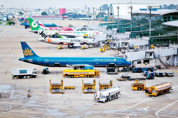 Sân bay Tân Sơn Nhất là trạm dừng của khoảng 50 hãng hàng không nội địa và quốc tế.