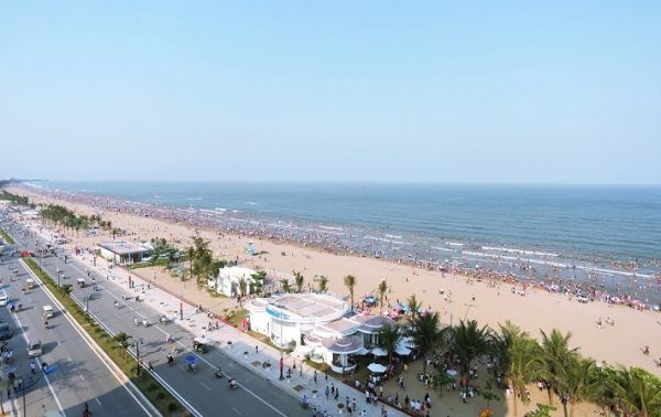 Biển Sầm Sơn hút khách du lịch vào dịp hè