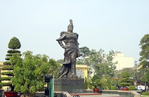 Tượng đúc nữ tướng Lê Chân - một trong những pho tượng nặng nhất cả nước.