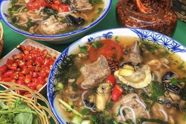 Khám phá ẩm thực Ngõ chợ Đồng Xuân với món bún ốc cổ truyền