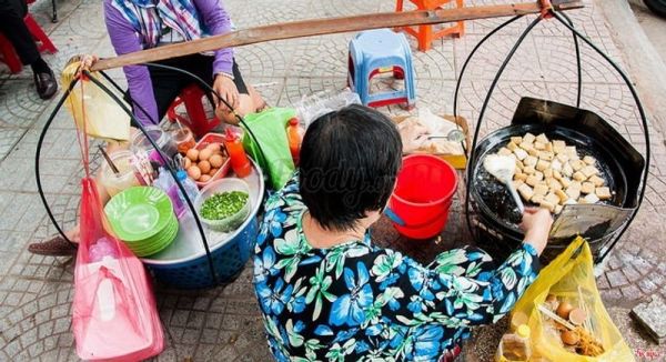 Hẻm 84 Nguyễn Du - Hẻm ăn vặt rẻ, hút khách tại quận 1