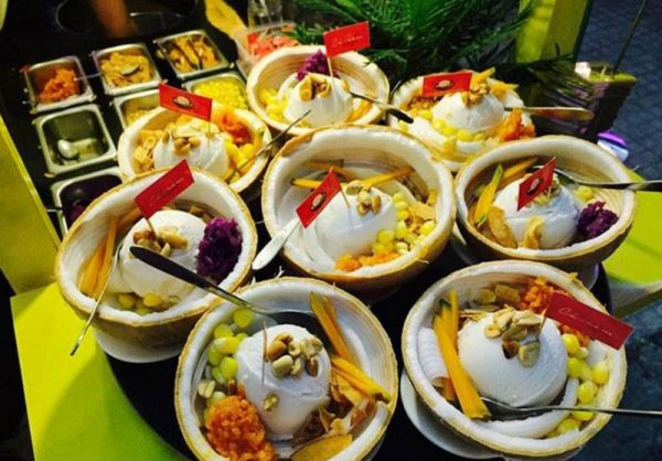 Khám phá ẩm thực Sài Gòn tại khu ăn vặt chợ Hoàng Hoa Thám