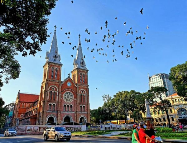 Du lịch Sài Gòn tháng 12 tại Nhà thờ Đức Bà