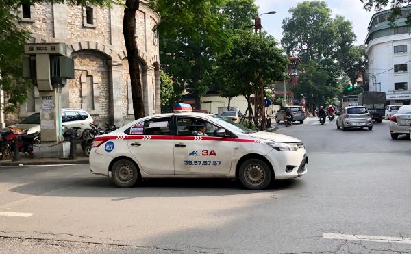 Du khách có thể lựa chọn taxi khi tham quan Thủ đô Hà Nội