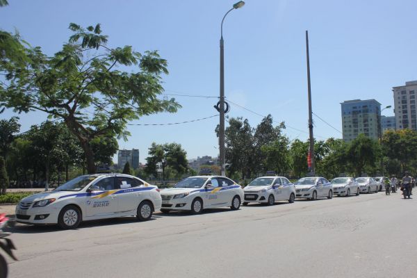Sử dụng taxi trong chuyến khám phá Thủ đô mùa hè