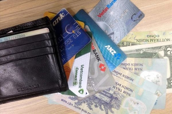 Tiền mặt và thẻ ATM là một trong những vật dụng quan trọng nhất trong chuyến du lịch Sài Gòn tháng 10