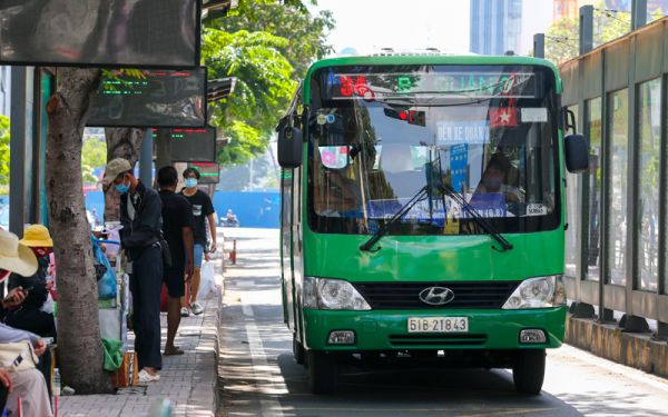 Xe buýt là phương tiện di chuyển công cộng tiết kiệm nhất ở Sài Gòn