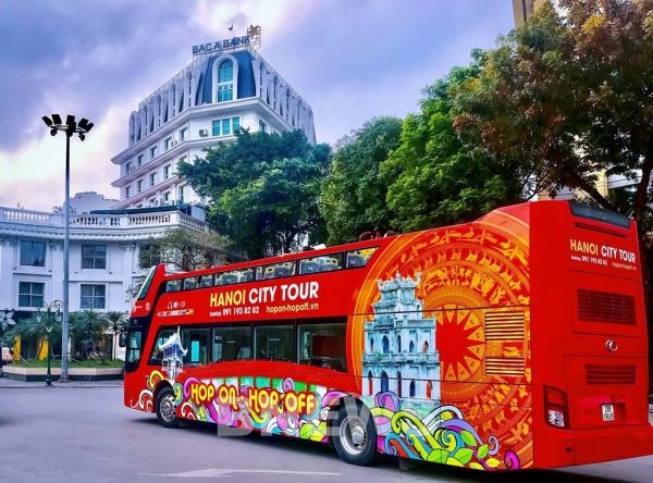 Trải nghiệm tham quan khu vực trung tâm Thủ đô Hà Nội bằng xe buýt 2 tầng