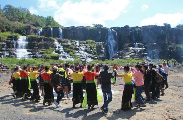 Tưng bừng lễ hội Xên Mường ở thác Pongour