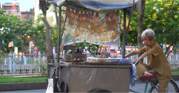 Câu chuyện về xe đẩy bán mực nướng ở Sài Gòn