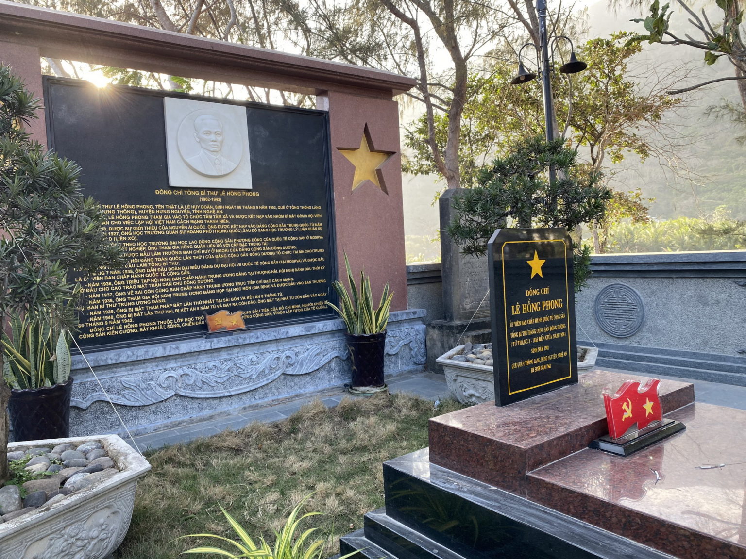 Dâng hương tưởng niệm tại mộ Lê Hồng Phong
