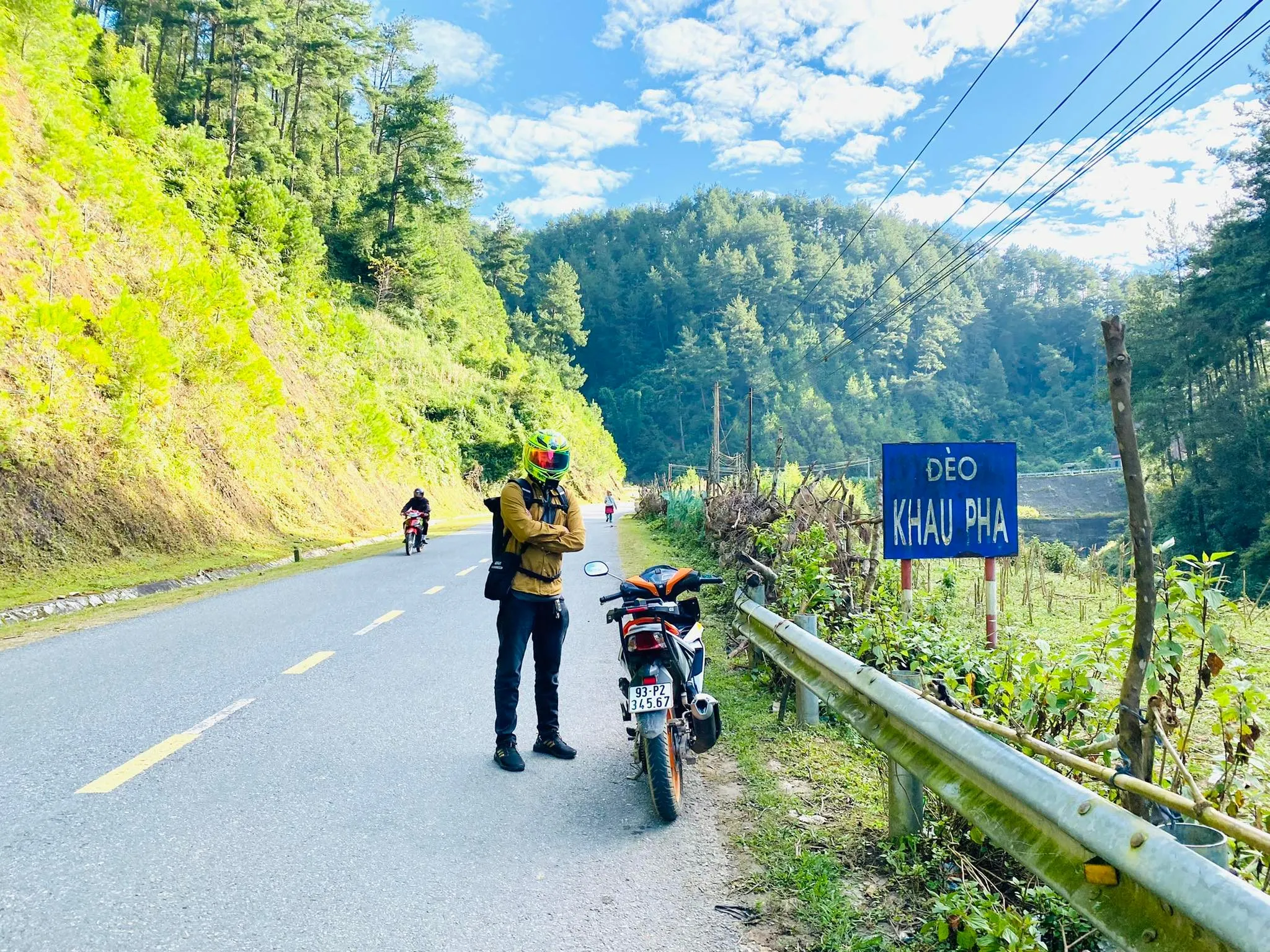 Di chuyển bằng xe máy bạn có thể dừng lại check-in nhiều cảnh đẹp trên đường đến Lai Châu
