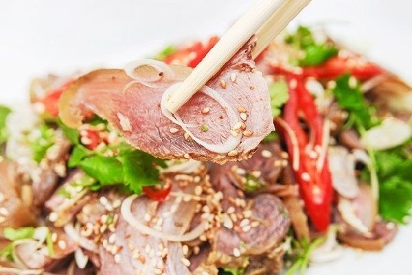 Tràng An - Ninh Bình sở hữu vẻ đẹp yên bình, nên thơ giữa bốn bề sông núi